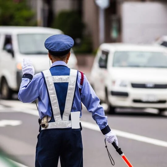 交通誘導中の男性警備員