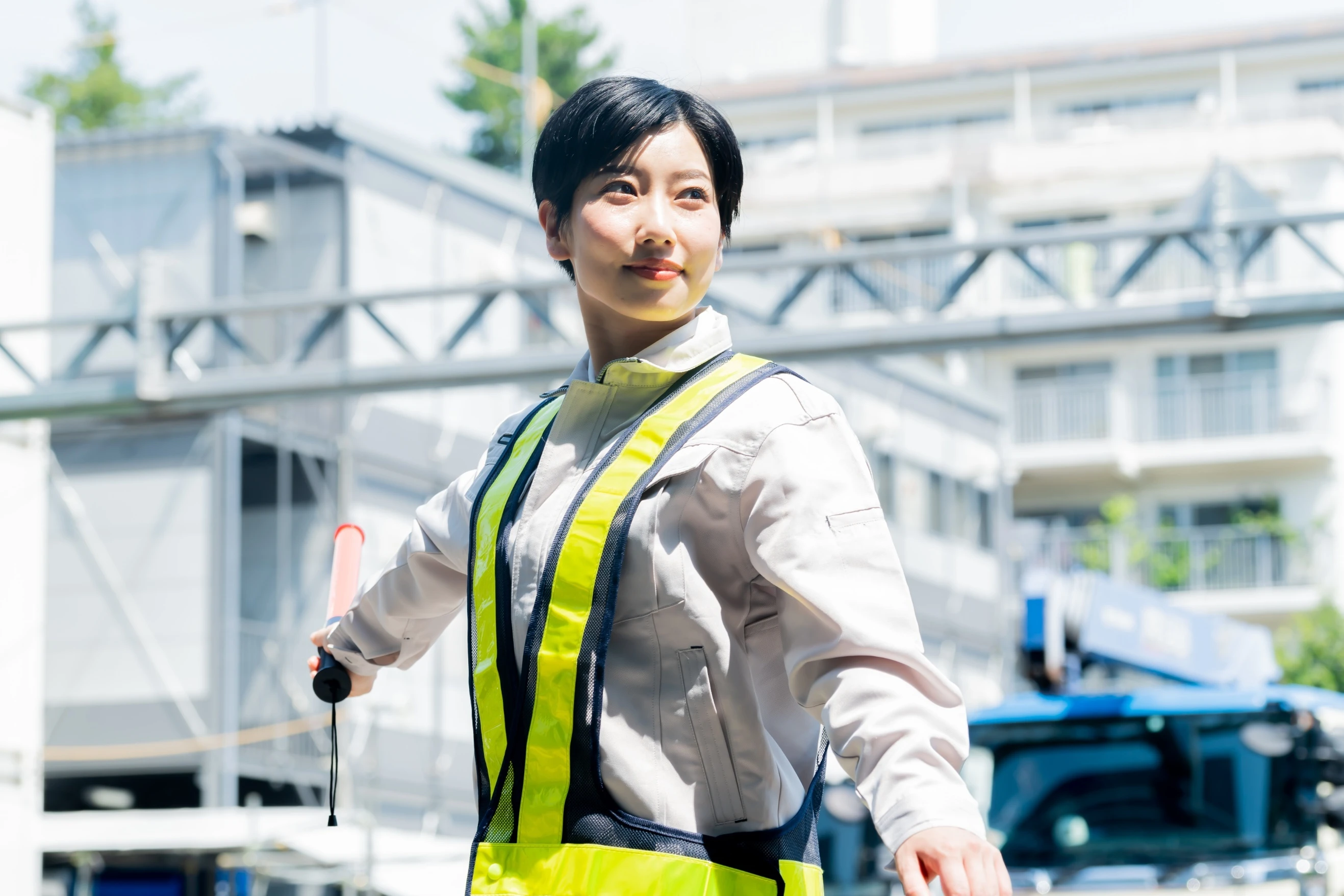 駐車場を警備する警備員